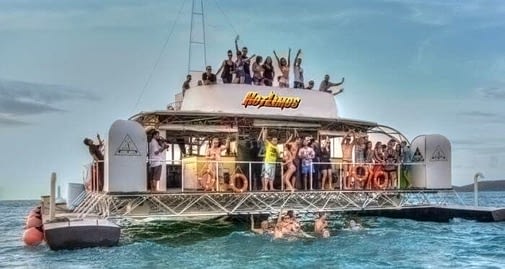 image of a houseboat for hotlimos-party-boat-birthday-ideas